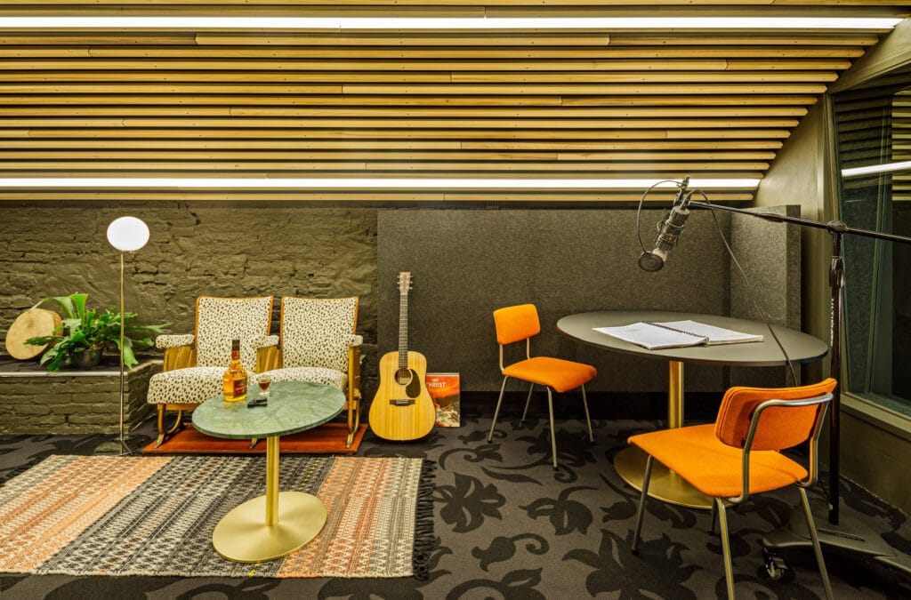 Podcast studio opstelling met microfoon, camera en verlichting — Big Orange Podcast Studio